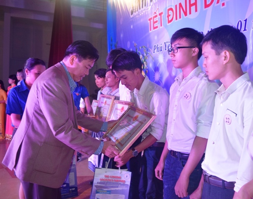 Hình 1: Đồng chí Trần Hữu Thế trao bằng khen chủ tịch ubnd tỉnh cho các sinh viên tiêu biểu.